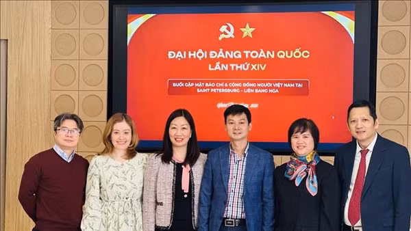 Kiều bào tại Saint Petersburg chia sẻ niềm phấn khởi về thành công của Đại hội Đảng XIV.