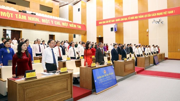 Đại biểu dự kỳ họp thực hiện nghi thức chào cờ.