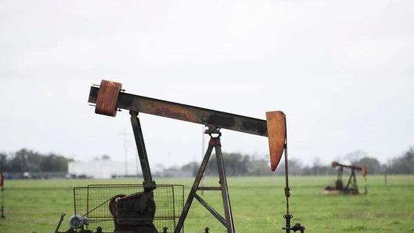 Giàn khoan dầu tại Luling, Texas, Mỹ. (Ảnh: THX/TTXVN)