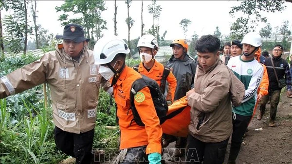 Lực lượng cứu hộ chuyển thi thể nạn nhân tại hiện trường vụ lở đất ở Tây Bandung, tỉnh Tây Java, Indonesia, ngày 24/1/2026. (Ảnh: THX/TTXVN)
