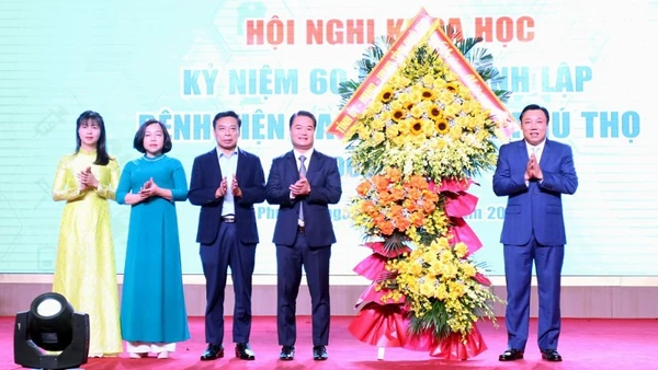 Lãnh đạo tỉnh Phú Thọ tặng hoa chúc mừng hội thảo.