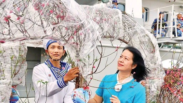 Chiến sĩ Trường Sa đón nhận những món quà ấm ápGửi mùa xuân ra đảo". Ảnh nghĩa tình của Chương trình “: Nguyễn Phượng (CLB Agribanker) 