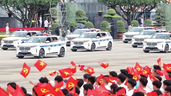 Những chiếc VF9 mầu trắng được sản xuất riêng cho lực lượng cảnh sát giao thông. (Ảnh: K.MINH)