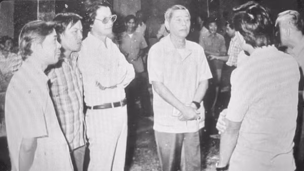 Tổng Bí thư Nguyễn Văn Linh (giữa) đang trò chuyện cùng các đại biểu tham dự cuộc gặp gỡ văn nghệ sĩ trong hai ngày 7-8/10/1987, trong đó có đạo diễn Trần Văn Thủy (thứ ba từ trái sang).