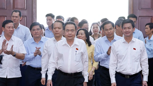 Chủ tịch Quốc hội Trần Thanh Mẫn tiếp xúc cử tri sau Kỳ họp thứ 10 tại thành phố Cần Thơ. (Ảnh: TTXVN)