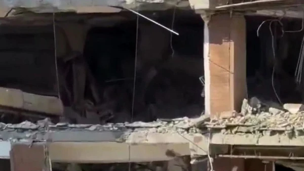 Tòa nhà bị hư hỏng nặng sau vụ nổ. (Nguồn: the-sun)