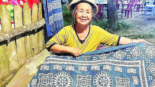 Tấm vải nhuộm khiến tác giả kinh ngạc ở vùng biên giới xa xôi năm ấy.