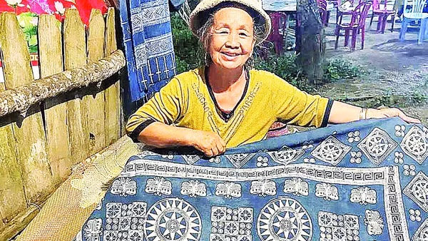 Tấm vải nhuộm khiến tác giả kinh ngạc ở vùng biên giới xa xôi năm ấy.