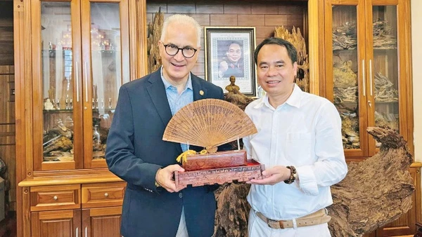 Ông Nguyễn Văn Tưởng đón tiếp ông Mark Kennedy - Giám đốc Viện Cạnh tranh Chiến lược - Trung tâm Wilson (Wilson Center) thuộc Quốc hội Mỹ đến thăm và làm việc với Công ty Trầm hương Khánh Hòa.