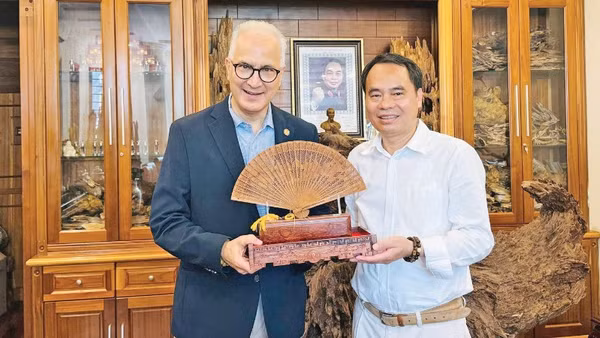 Ông Nguyễn Văn Tưởng đón tiếp ông Mark Kennedy - Giám đốc Viện Cạnh tranh Chiến lược - Trung tâm Wilson (Wilson Center) thuộc Quốc hội Mỹ đến thăm và làm việc với Công ty Trầm hương Khánh Hòa.