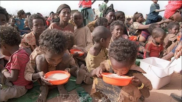 Trẻ em uống sữa tại trại tị nạn Kebribeyah ở miền đông Ethiopia. (Ảnh: AFP/TTXVN)