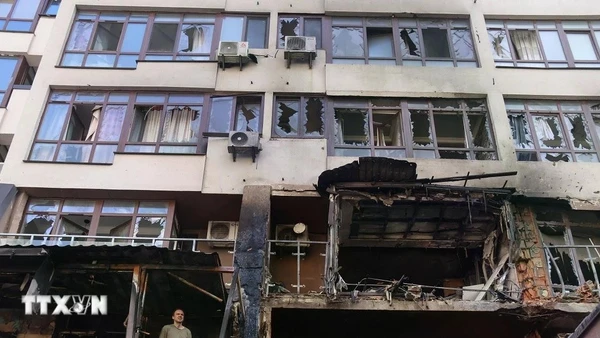 Một tòa nhà bị hư hỏng tại quận Shevchenkivskyi ở thủ đô Kiev, Ukraine ngày 21/7/2025. (Ảnh: THX/TTXVN)