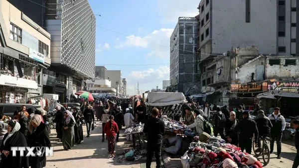 Người dân tại thành phố Gaza ngày 15/1/2026. (Ảnh: THX/TTXVN)