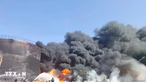 Khói bốc lên sau một vụ tấn công tại Sudan. (Ảnh: THX/TTXVN)