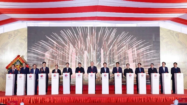 Tổng Bí thư Tô Lâm cùng các đại biểu thực hiện nghi thức khởi công xây dựng công trình Trường Phổ thông nội trú Tiểu học và Trung học Cơ sở Trường Hà. (Ảnh: TTXVN)