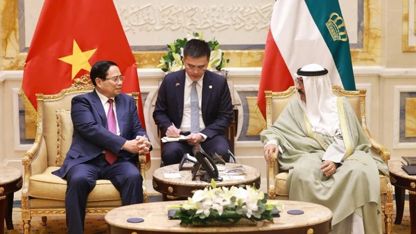 Thủ tướng Chính phủ Phạm Minh Chính hội kiến Quốc vương Kuwait Sheikh Meshal Al-Ahmad Al-Jaber Al-Sabah. (Ảnh: TTXVN)