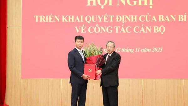 Đồng chí Hoàng Đăng Quang, Ủy viên Trung ương Đảng, Phó Trưởng ban Thường trực Ban Tổ chức Trung ương, trao quyết định cho đồng chí Trần Huy Tuấn giữ chức Phó Bí thư Tỉnh ủy Ninh Bình.