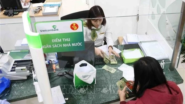 Người dân nộp thuế tại điểm thu Ngân hàng Vietcombank chi nhánh thành phố Cần Thơ. (Ảnh minh họa: Vũ Sinh/TTXVN)