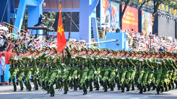 Khối nam sĩ quan Cảnh sát Nhân dân trong Lễ Tổng duyệt lễ diễu binh, diễu hành Lễ kỷ niệm 50 năm Ngày Giải phóng miền nam, thống nhất đất nước. (Ảnh: THÀNH ĐẠT)