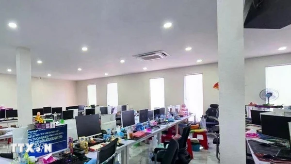 Một tòa nhà được dùng cho hoạt động lừa đảo trực tuyến tại thành phố Poipet. (Ảnh: AKP/TTXVN phát)