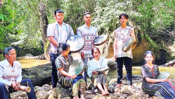 Các bạn trẻ người dân tộc thiểu số ở Tây Nguyên học hỏi, tiếp nhận các giá trị văn hóa truyền thống.