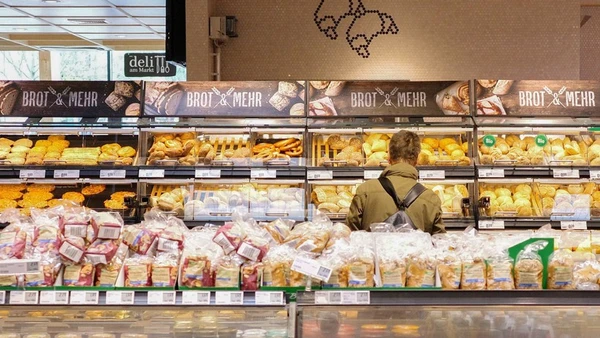 Người tiêu dùng mua sắm tại siêu thị ở Berlin, Đức. (Ảnh: THX/TTXVN)