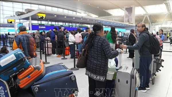 Hành khách chờ làm thủ tục tại sân bay quốc tế John F. Kennedy ở New York, Mỹ. (Ảnh: THX/TTXVN)