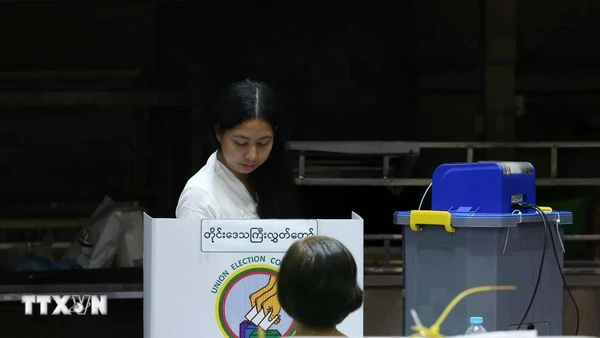 Cử tri bỏ phiếu trong giai đoạn 3 của cuộc tổng tuyển cử tại Yangon, Myanmar, ngày 25/1/2026. (Ảnh: THX/TTXVN)
