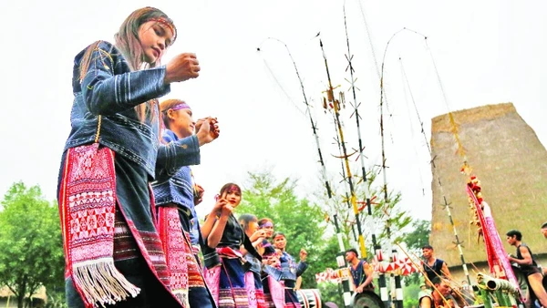 PGS, TS Võ Quang Nhơn có tình cảm máu thịt với Tây Nguyên. Mảnh đất ấy đã truyền cho ông tri thức và cảm hứng để biên soạn các tuyển tập Đăm Săn Thí (1972), Truyện cổ các dân tộc miền Nam (1976), Truyện cổ Ca tu (1978), Truyện cổ Cơ ho (1984, 1988) và đặc biệt là Dân ca Tây Nguyên (1976, 1986).