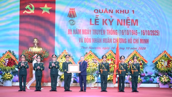 Tổng Bí thư Tô Lâm trao Huân chương Hồ Chí Minh tặng Lực lượng vũ trang Quân khu 1. (Ảnh: ĐĂNG KHOA)