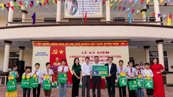 Lễ trao tặng phòng máy tính, cùng Lễ kỷ niệm 43 năm ngày nhà giáo Việt Nam (20/11/1982-20/11/2025) tại điểm trường tiểu học Quang Thành, Nghệ An.