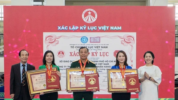 Đại diện đơn vị tổ chức, công bố và xác lập kỷ lục Việt Nam - Vietkings trao bằng chứng nhận đến các đơn vị đồng sở hữu Kỷ lục.