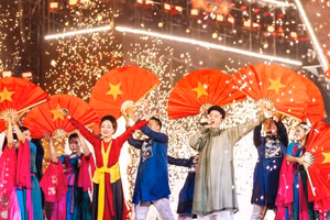 Thành phố Hà Nội đang phấn đấu trở thành trung tâm văn hóa của châu lục và thế giới. Trong ảnh: Nghệ sĩ Nhân dân Thu Huyền, ca sĩ Thanh Duy cùng dàn diễn viên múa biểu diễn trong chương trình nghệ thuật chính luận "Tổ quốc trong tim. (Ảnh: THÀNH ĐẠT)