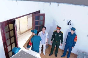 Tổ cơ động do Ban Chỉ huy Quân sự phường chủ trì, hỗ trợ các hộ dân trong việc thu dọn đồ đạc, di chuyển tài sản, để bàn giao mặt bằng dự án đường Vành đai 2,5.