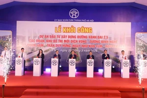 Chủ tịch Ủy ban nhân dân thành phố Hà Nội Vũ Đại Thắng và các đại biểu thực hiện nghi lễ khởi công dự án đầu tư xây dựng ba đoạn đường trên tuyến đường Vành đai 2,5.