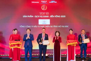 Ông Trần Vũ Quang - Phó Tổng Giám đốc Tổng công ty UDIC vinh dự nhận cúp và chứng nhận từ Ban tổ chức.