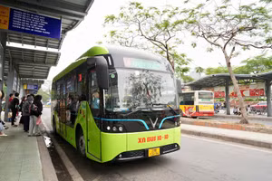 Từ ngày 18/4, Tổng công ty Vận tải Hà Nội đưa 15 xe buýt điện hoạt động trên tuyến buýt số 24.