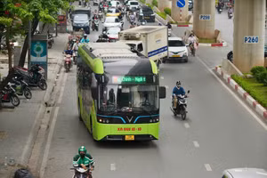 Xe buýt điện lưu thông trên đường phố Hà Nội.