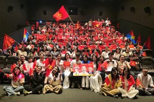 Các bạn trẻ hào hứng xem phim "Tổ quốc trong tim: The concert film"