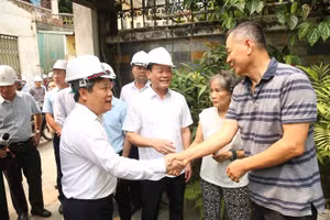 Chủ tịch Ủy ban nhân dân thành phố Hà Nội Vũ Đại Thắng cùng cán bộ phường Hồng Hà thăm hỏi, lắng nghe tâm tư các hộ dân thuộc diện thu hồi đất và vận động người dân đồng thuận di dời. (Ảnh: PHẠM CÔNG)