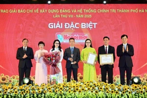 Đồng chí Nguyễn Duy Ngọc, Bí thư Thành ủy Hà Nội và đồng chí Hoàng Trung Dũng, Phó trưởng Ban Thường trực Ban Tổ chức Trung ương trao Giải Đặc biệt cho nhóm tác giả của Báo Hà Nội Mới.