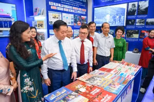 Các đại biểu tham quan gian trưng bày của Thông tấn xã Việt Nam tại Hội báo toàn quốc năm 2025. (Ảnh: PHONG ANH)