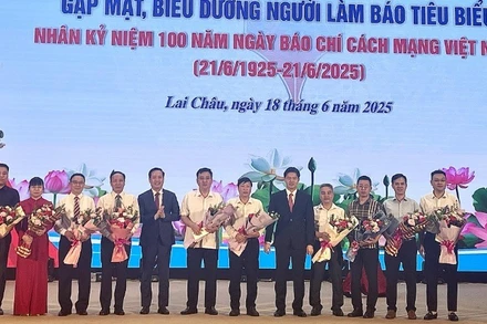 Lãnh đạo tỉnh Lai Châu tặng hoa chúc mừng đại diện các cơ quan báo chí tại Lai Châu.