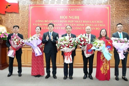 Thường trực Tỉnh uỷ Lai Châu tặng hoa chúc mừng Ban Biên tập Báo Lai Châu sau sáp nhập.
