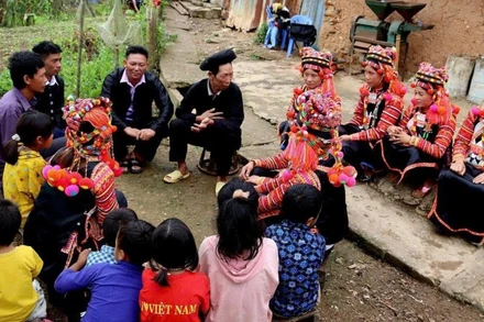 Người già trao truyền lại những giá trị văn hóa truyền thống cho thế hệ trẻ.