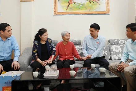 Phó Chủ tịch Quốc hội Vũ Hồng Thanh cùng đoàn công tác thăm hỏi, động viên các gia đình chính sách tại Lai Châu.