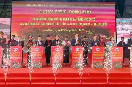 Lãnh đạo tỉnh Lai Châu dự và bấm nút khởi công các công trình.