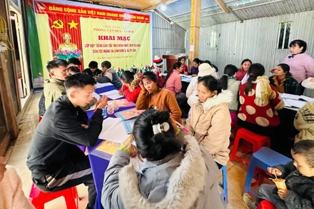 Xã Pa Tần tổ chức lớp học tiếng dân tộc Mảng theo hình thức truyền miệng cho lớp trẻ.