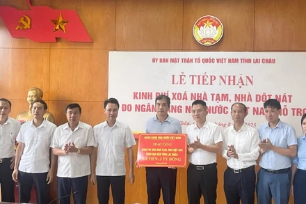 Đại diện lãnh đạo Ngân hàng Nhà nước Chi nhánh Khu vực 3 trao hỗ trợ cho tỉnh Lai Châu.