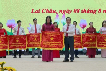 Lãnh đạo tỉnh Lai Châu trao cho các đơn vị dẫn đầu phong trào thi đua.